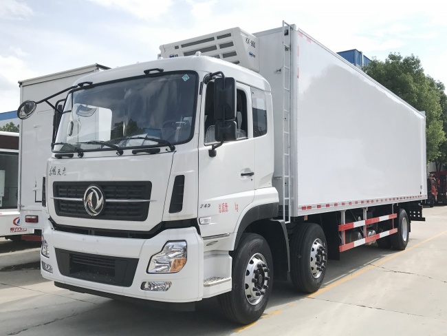 東風天龍小三軸冷藏車(廂長9.4米)